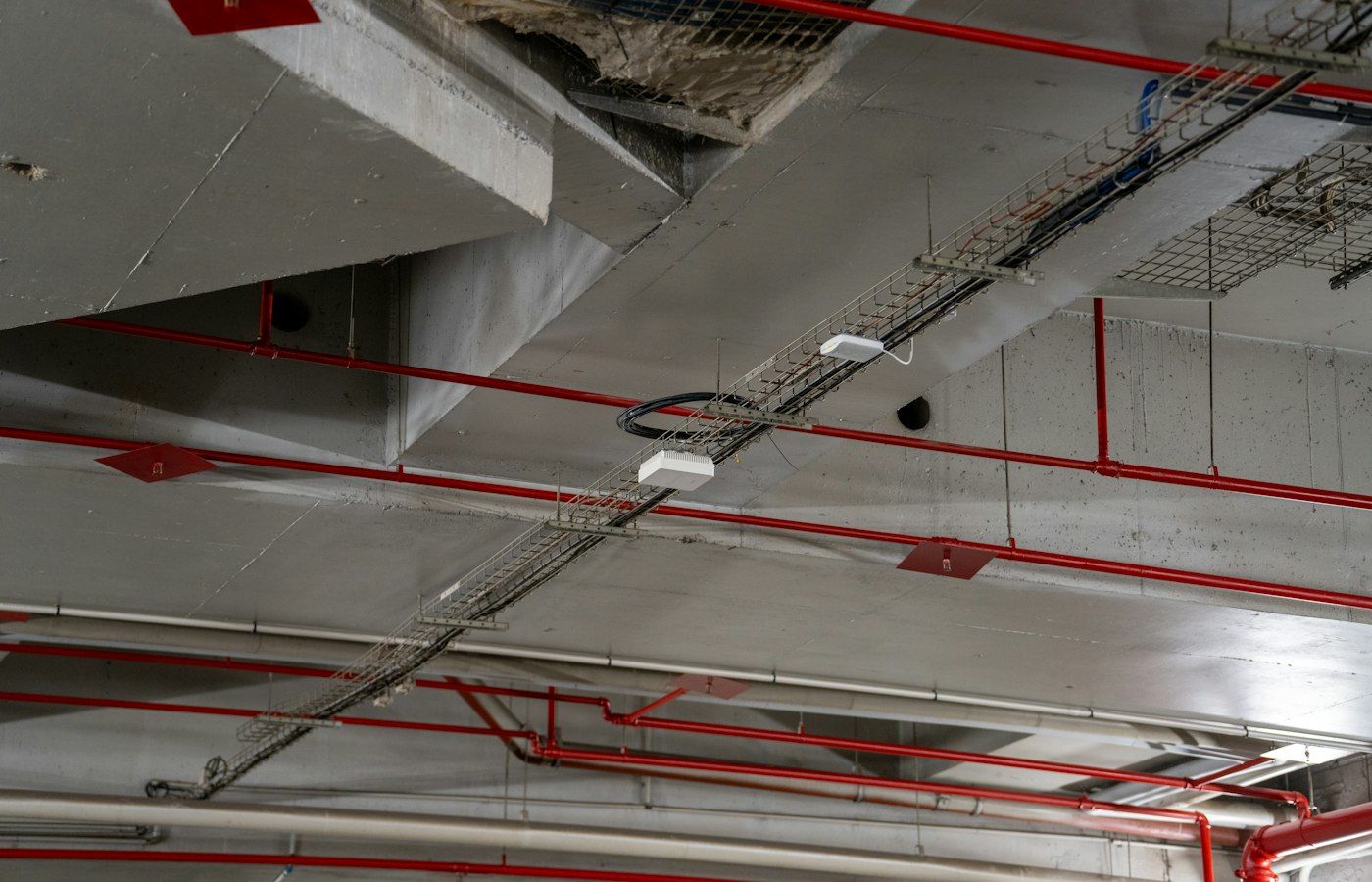 Impianto sprinkler e tubazioni antincendio a soffitto