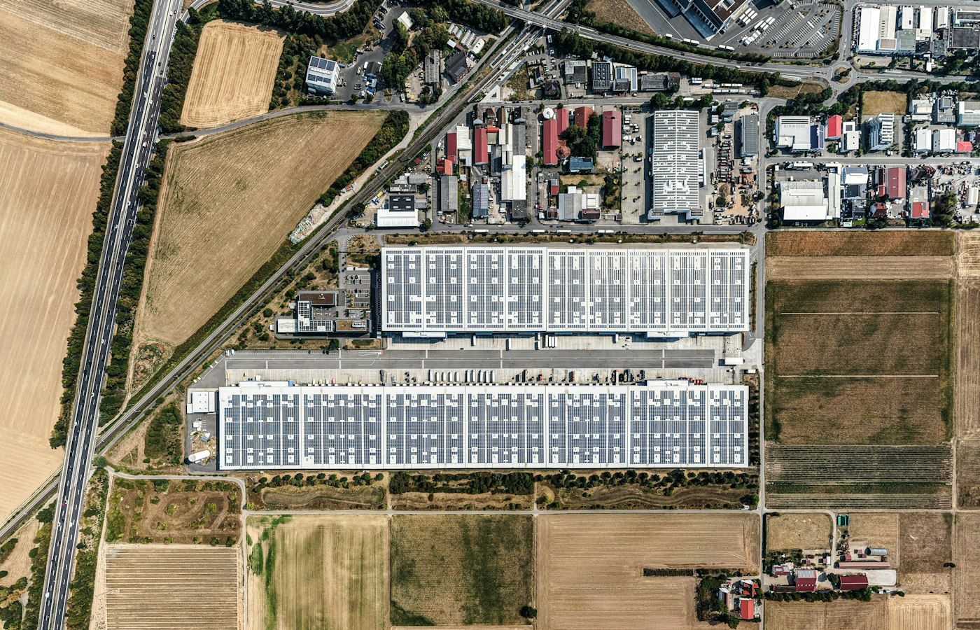 Capannoni industriali con impianto fotovoltaico sulla copertura