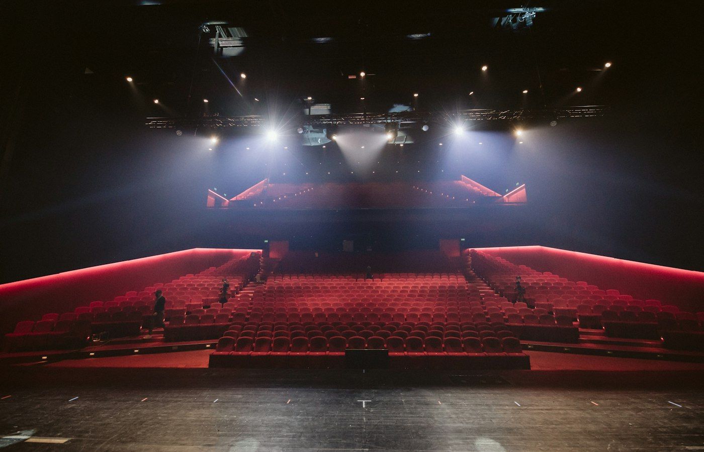 Sala teatrale con palco illuminato